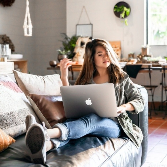 MEET YOUR POSHER, DALINA 💁🏼‍♀️ - Picture 1 of 1